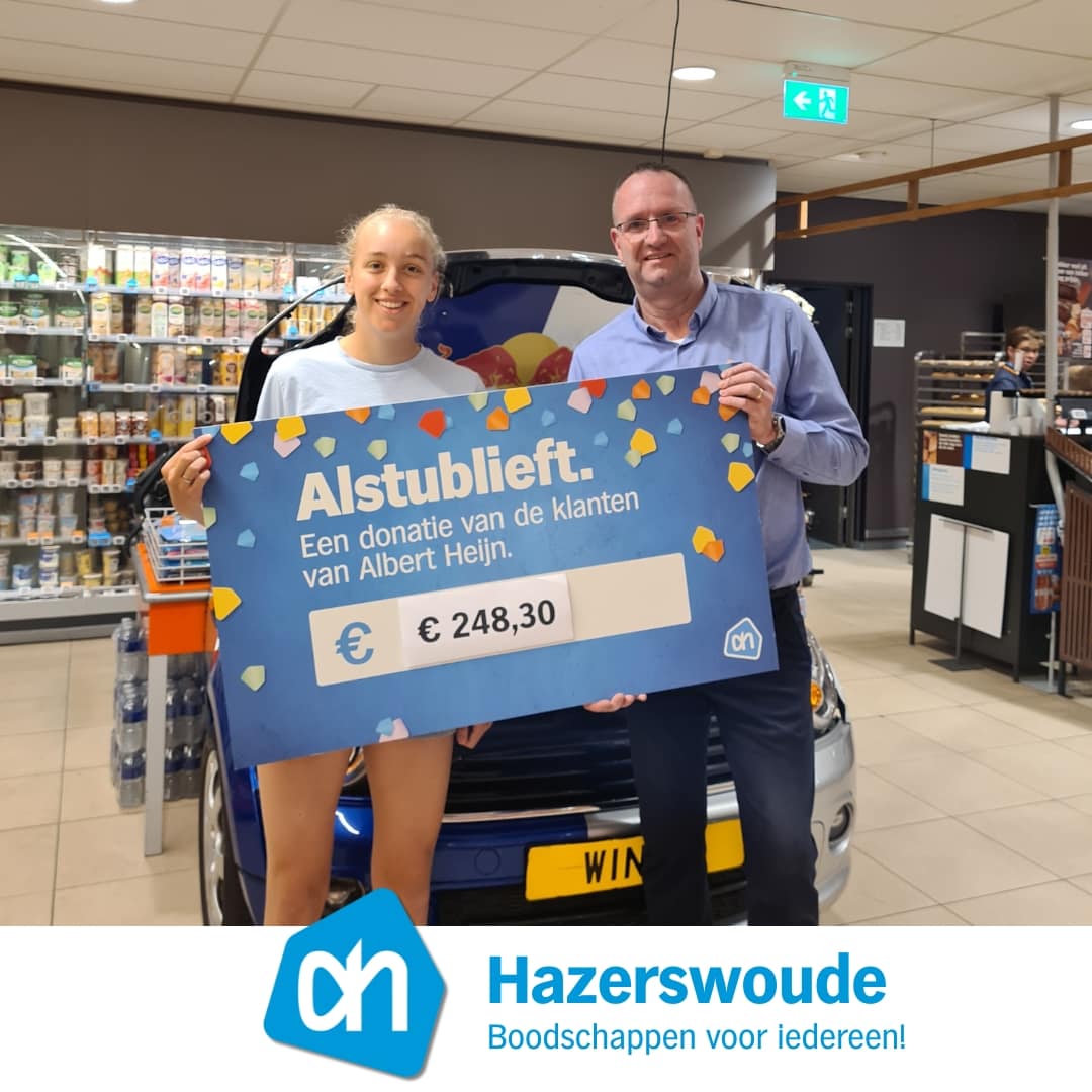 Jade Pouwelse ontvangt cheque van statiegeldactie voor haar wereldburgerstage